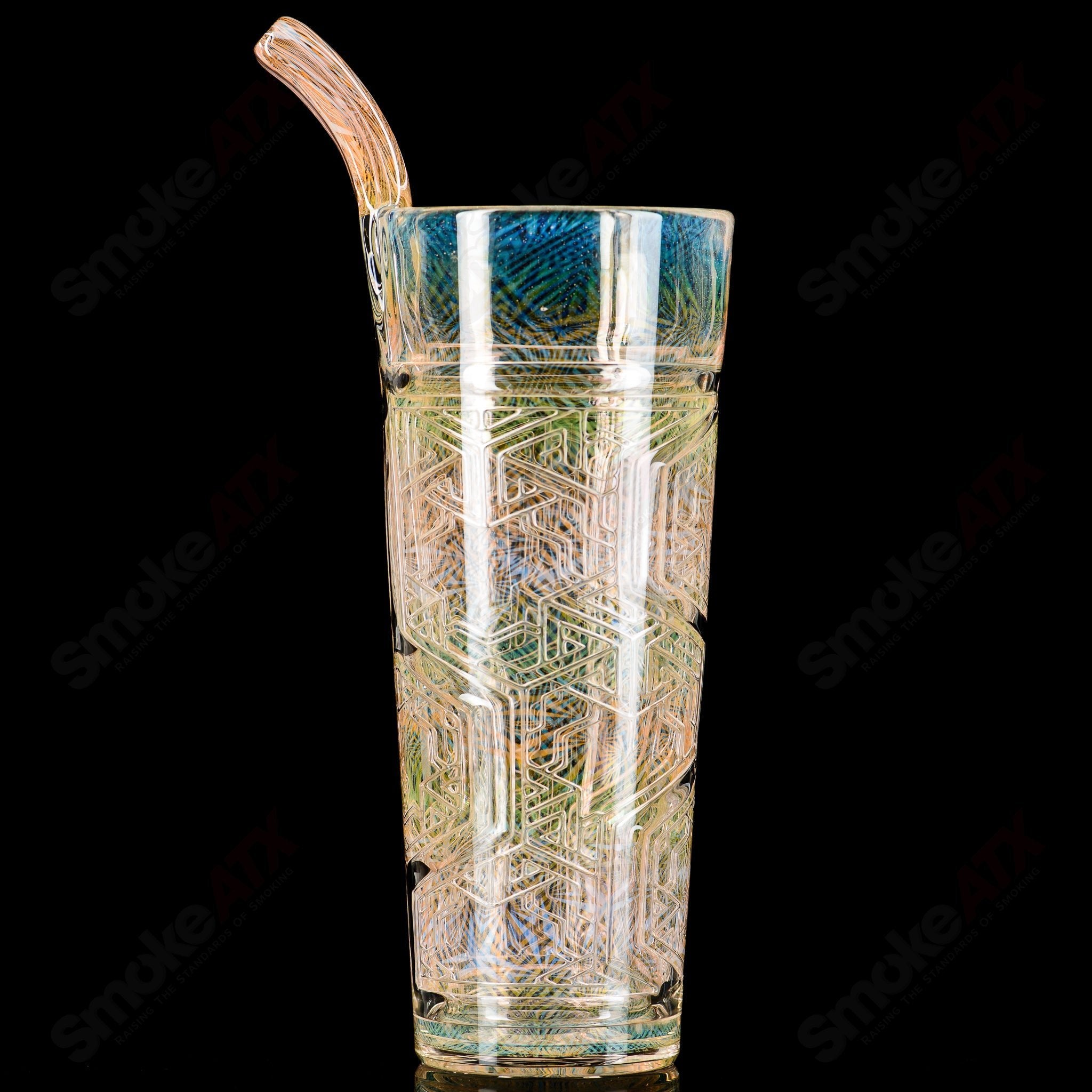 Avant-Garde Sizelove Chewy Tesseract drinking cup with built-in straw, featuring a modern heady glass design.