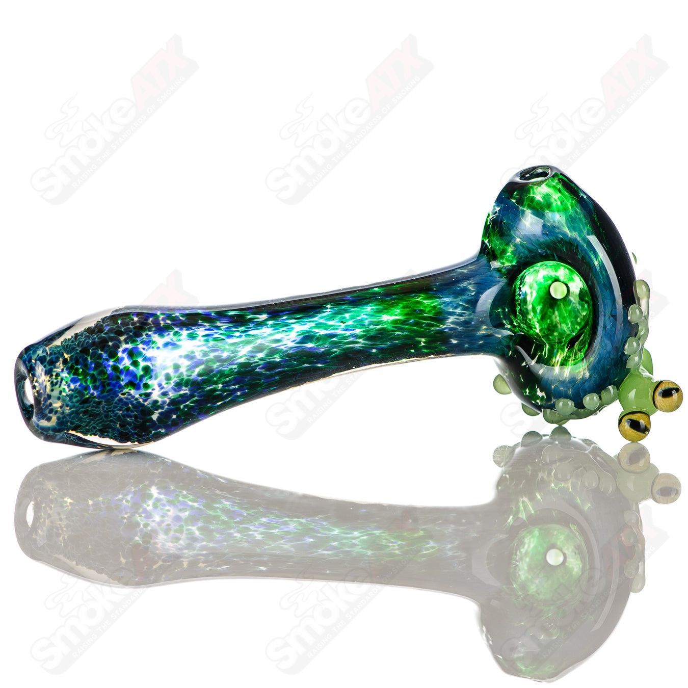 Beezy Glass frog spoon pipe made of clear glass with detailed frog design, ideal for smoking sessions.