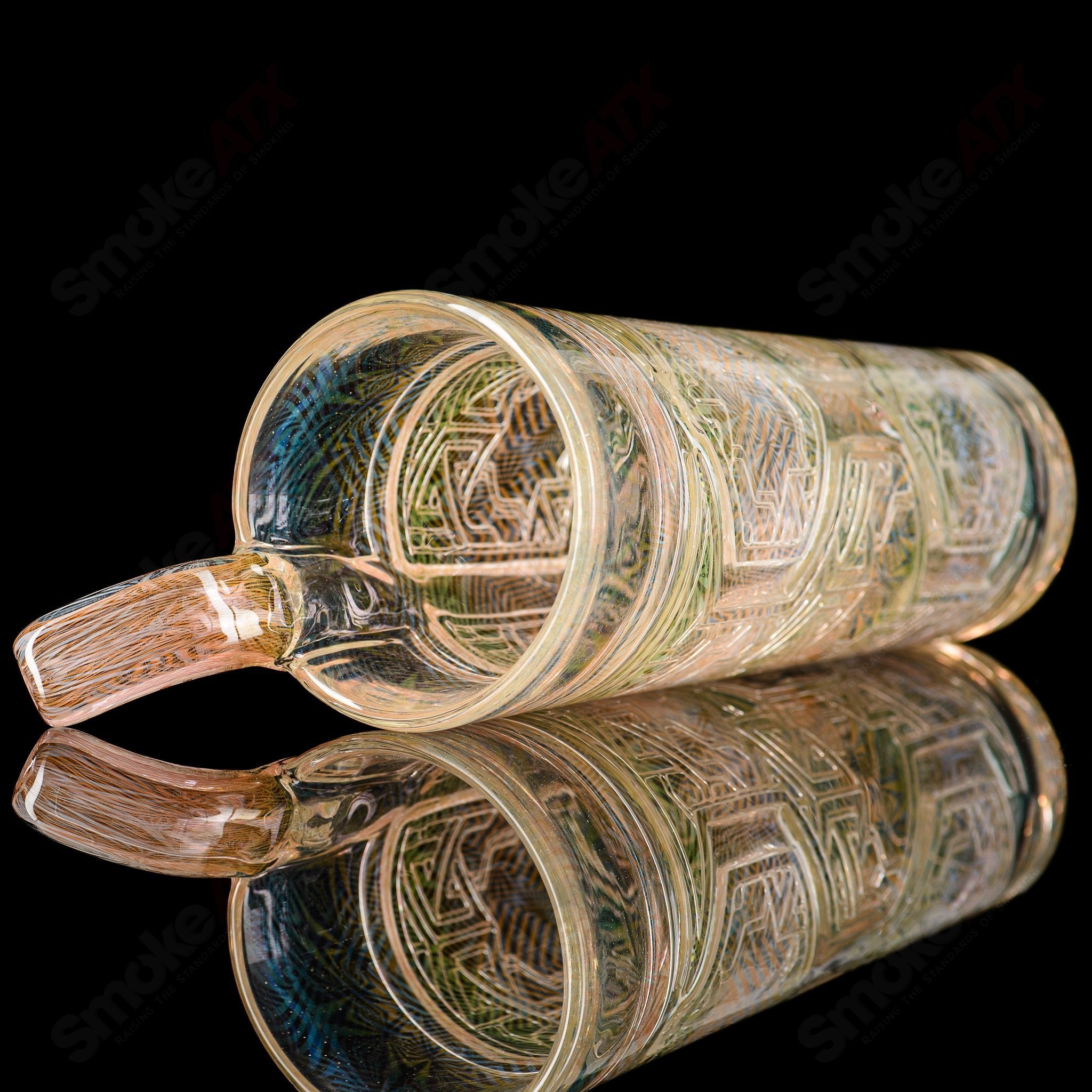 Avant-Garde Sizelove Chewy Tesseract drinking cup with built-in straw, clear heady glass for stylish beverage enjoyment.